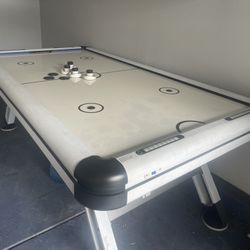 Air hockey table