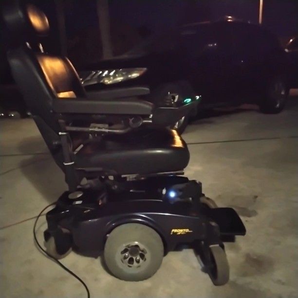 Electric wheelchair