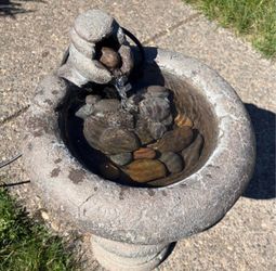Stone Pedestal Water Fountain. Read description 1st