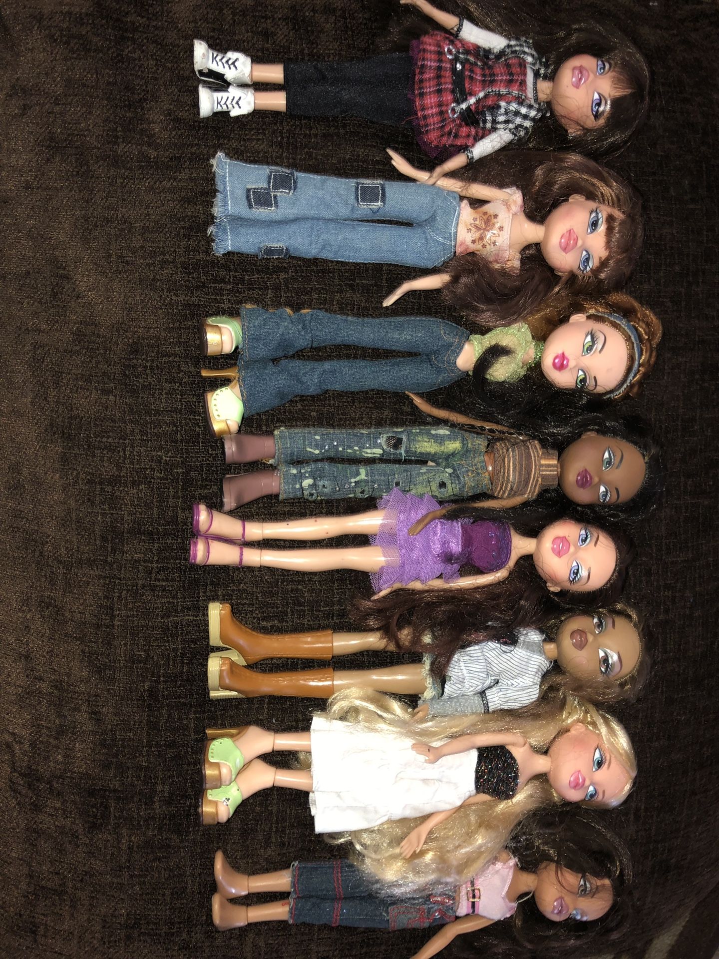 8 Bratz dolls