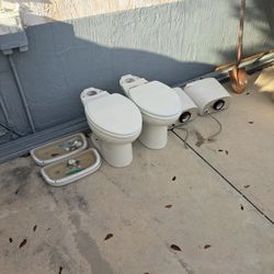 Toilette Gerber Blanco Uno De Uso Casi Nuevo Y El Otro Nuevo 