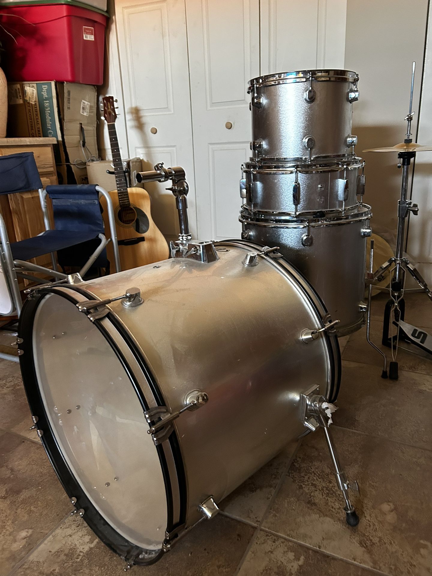 4 piece Drum set 