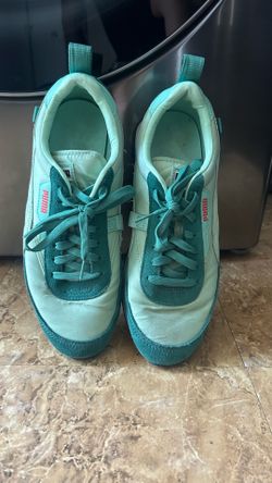Pumas Tennis Shoes