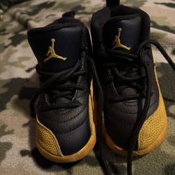 Jordan 12 university gold kids size 8c