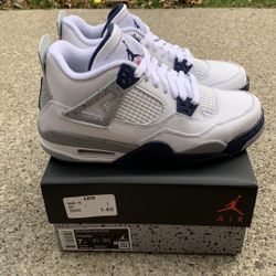 Brandnew Jordan 4 Retro “Midnight Navy” Size 7 Y / 8.5 Women 