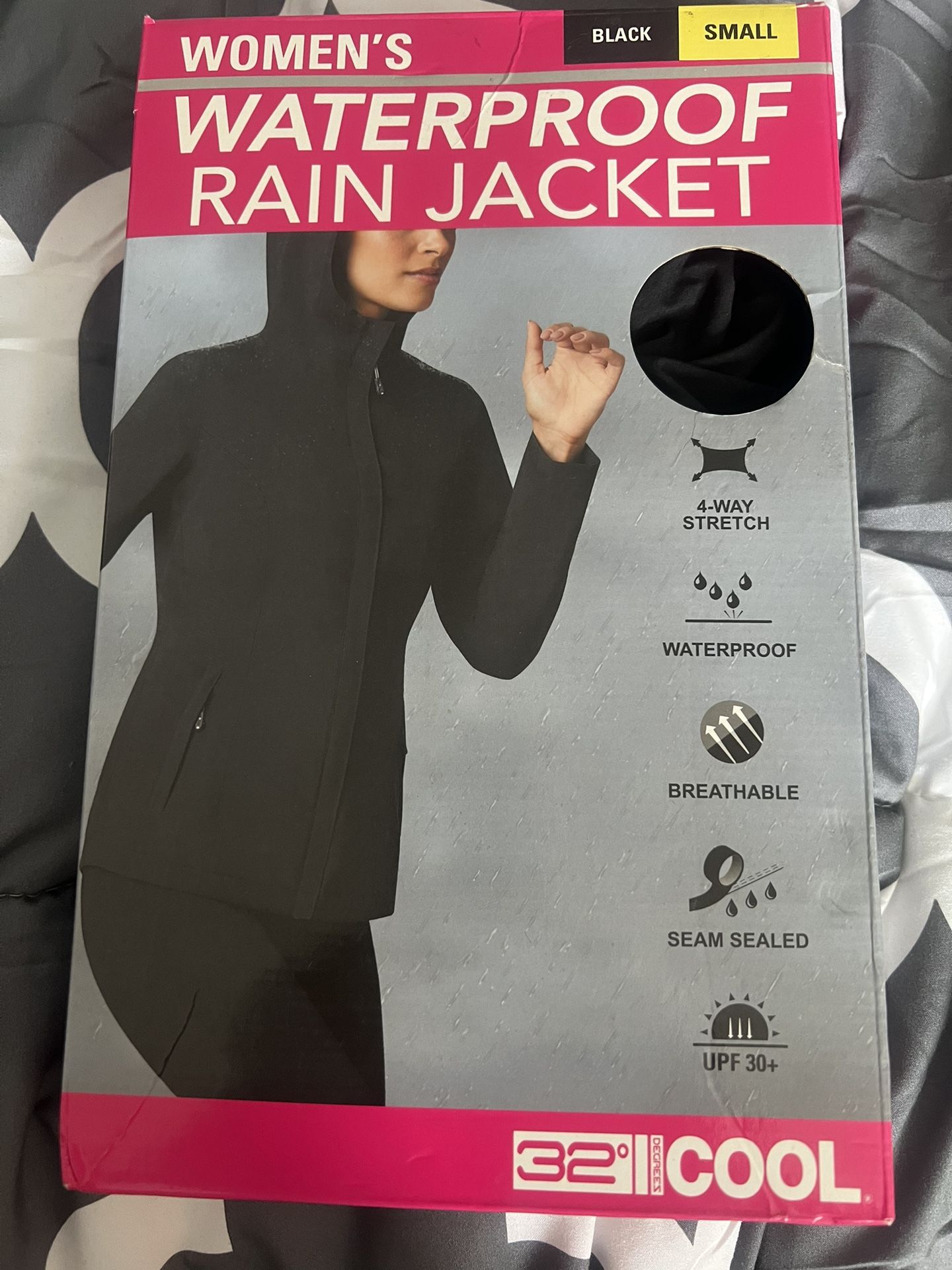 Rain Jacket. Waterproof: 6 Dlls 