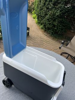 Igloo 40 qt Maxcold Roller Cooler