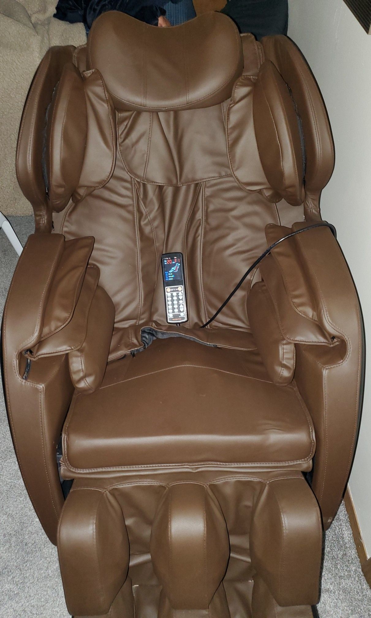 Zero gravity massage chair