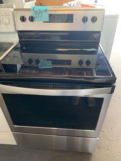 Like New Whirlpool Glass Top Stove Stainless. Works Perfectly. Warranty. Delivery Available. 2522 Market st Ft Myers 33901