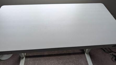 White Desk with Metal Frame standing motion does not work