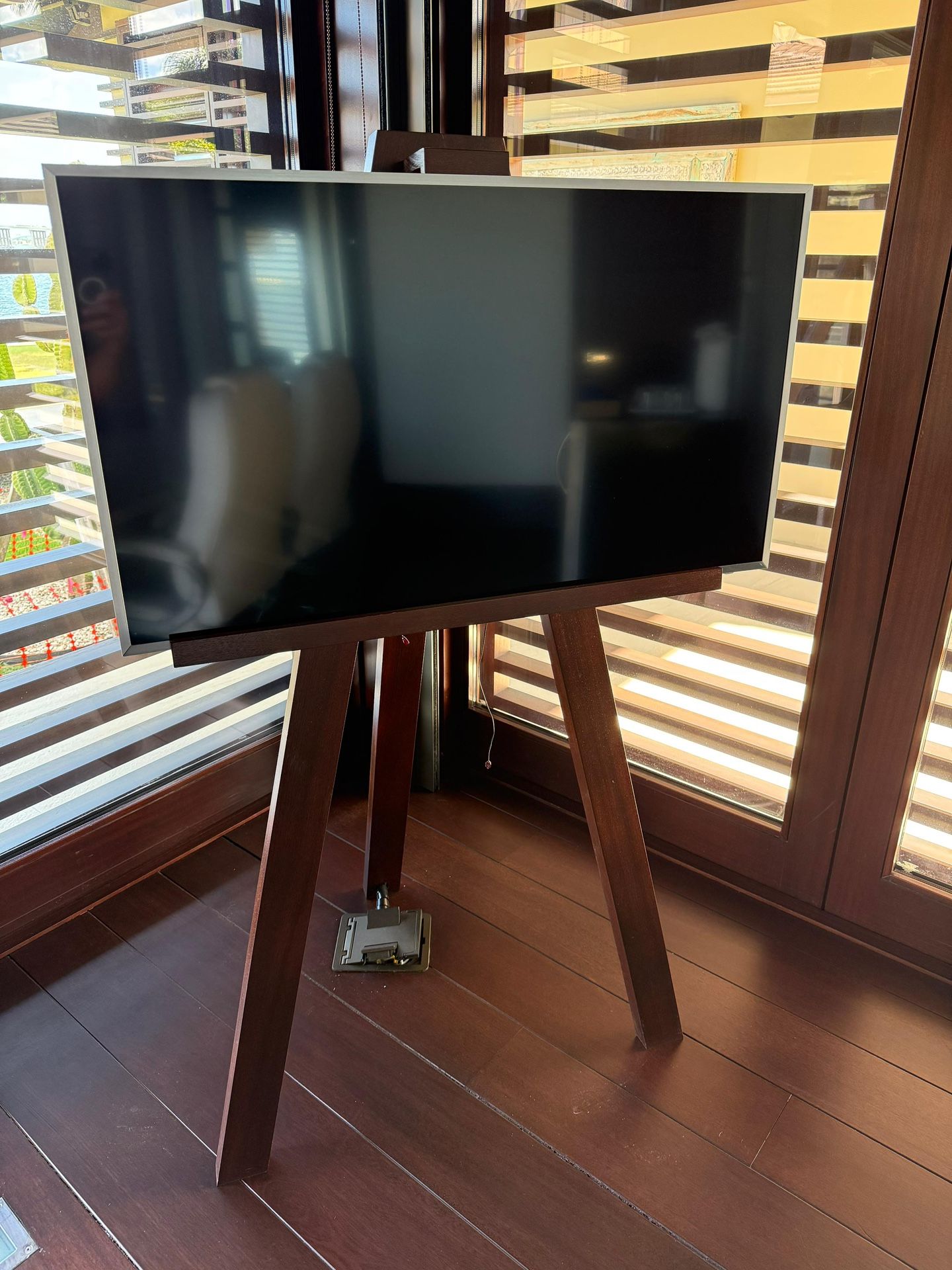 Samsung 42” + Apple tv box + paint type wood frame