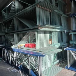 Forklifts Beams Uprights Wire Decks Pallet Racks 