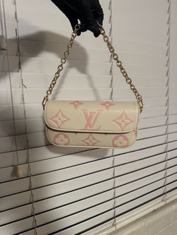 Purse new with box comes with two different straps
