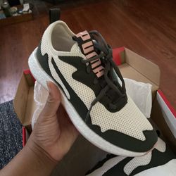 Puma sneakers Women’s Size 8