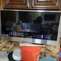 LG Microwave 1.7 https://offerup.com/redirect/?o=Q3UuaW4=. Studio