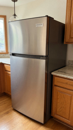 2025 Frigidaire FGFR727 7.5 cu ft Top Freezer Refrigerator Like New - Las Vegas, NV