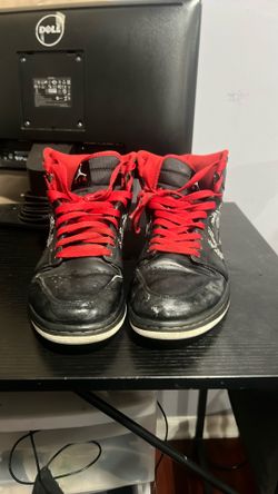Jordan 1 Retro - Size 10 - Read Captain 