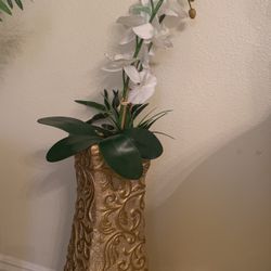 A Big Vases A Sets Of 2 With A White Flower 