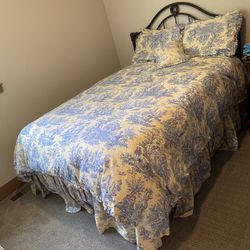 Queen Bedroom Bed Spread Set and Valence