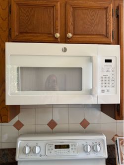 GE microwave oven with exhaust