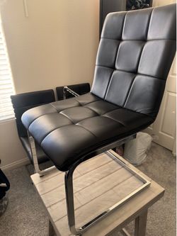 4 Chairs for dinner table