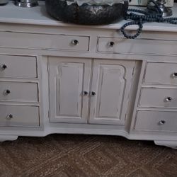 CUTE DRESSER OR BUFFET AT PICKY PINCHERS 3643 5TH AVE N ST PETE OPEN NOON TO  6pm FREE DELIVERY 