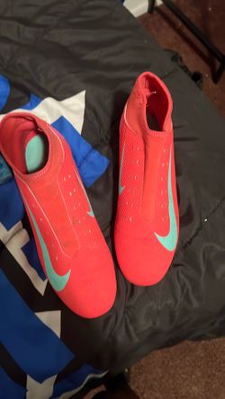 Selling these soccer shoes for low only wears 3 times for school and that it the strings off