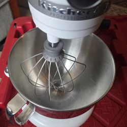KitchenAid Professional 600 Series 6-Quart Bowl-Lift Stand Mixer With Accessories 