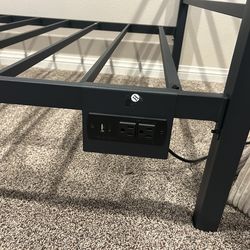 Metal twin bed frame like new with chargers