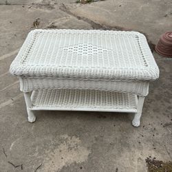 Nice Resin Wicker Table ~ PENDING PICK UP 