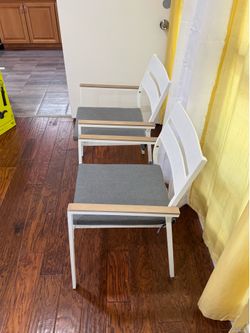2 outdoor stacking chair