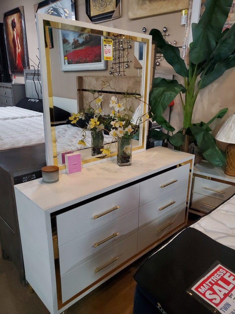 Luxurious Drawer Dresser with Mirror