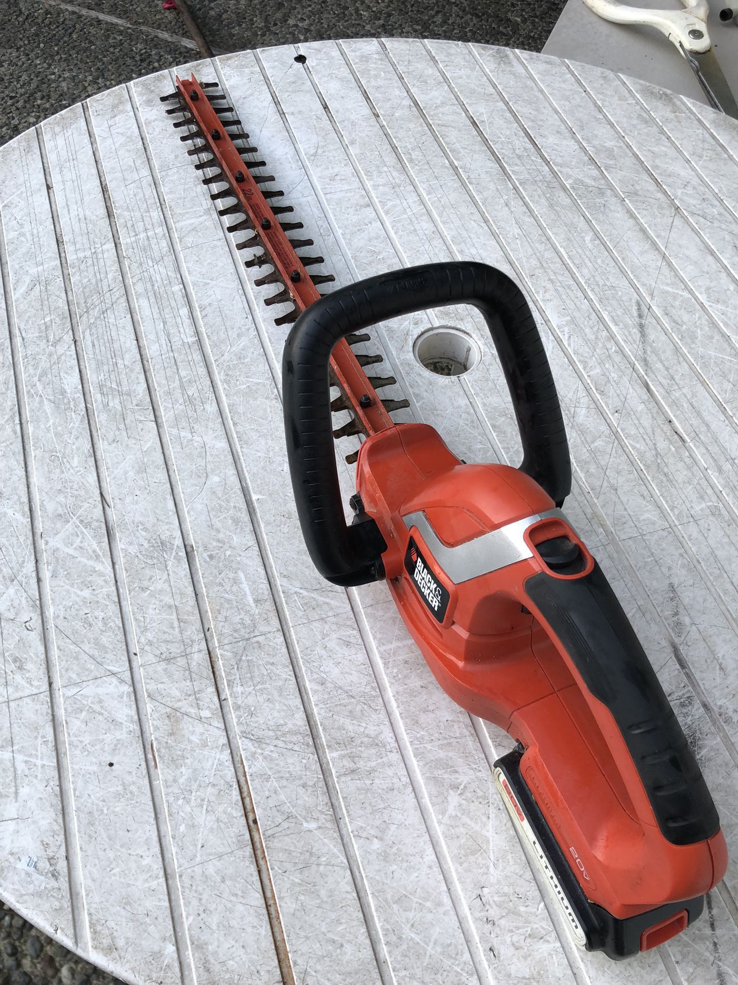 Black & decker, 20 V 22 inch cordless hedge trimmer