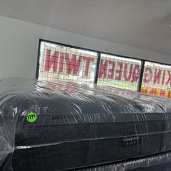 KING SIZE SIMMONS BEAUTYREST BLACK SERIES 3 (PLUSH) PILLOW TOP MATTRESS & BOX SPRINGS BED SET
