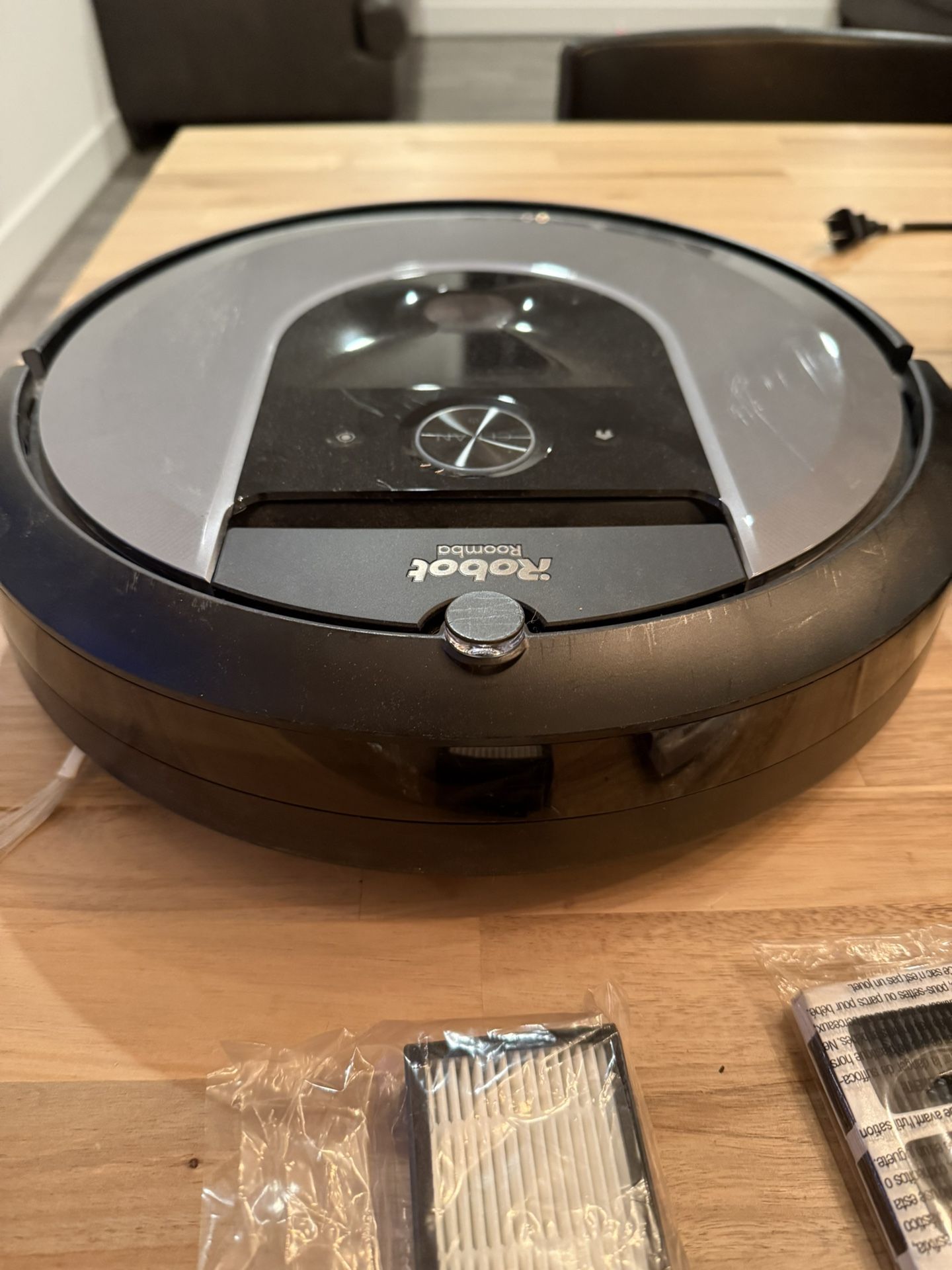 Roomba i8 (WiFi + Auto-emptying)