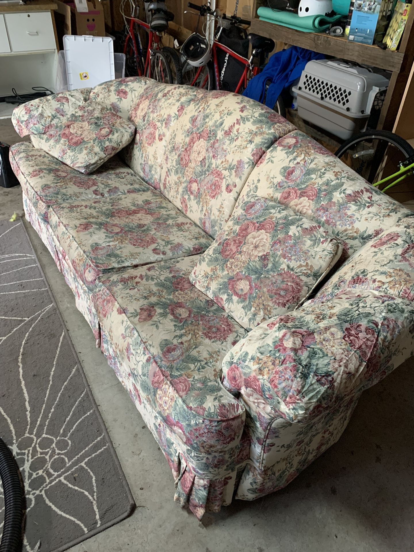Very Vintage Floral Couch Sofa