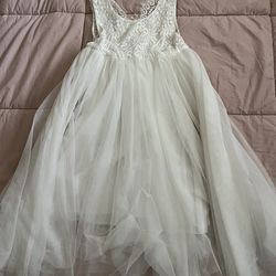 Girl dress (not sure size 6-8 )