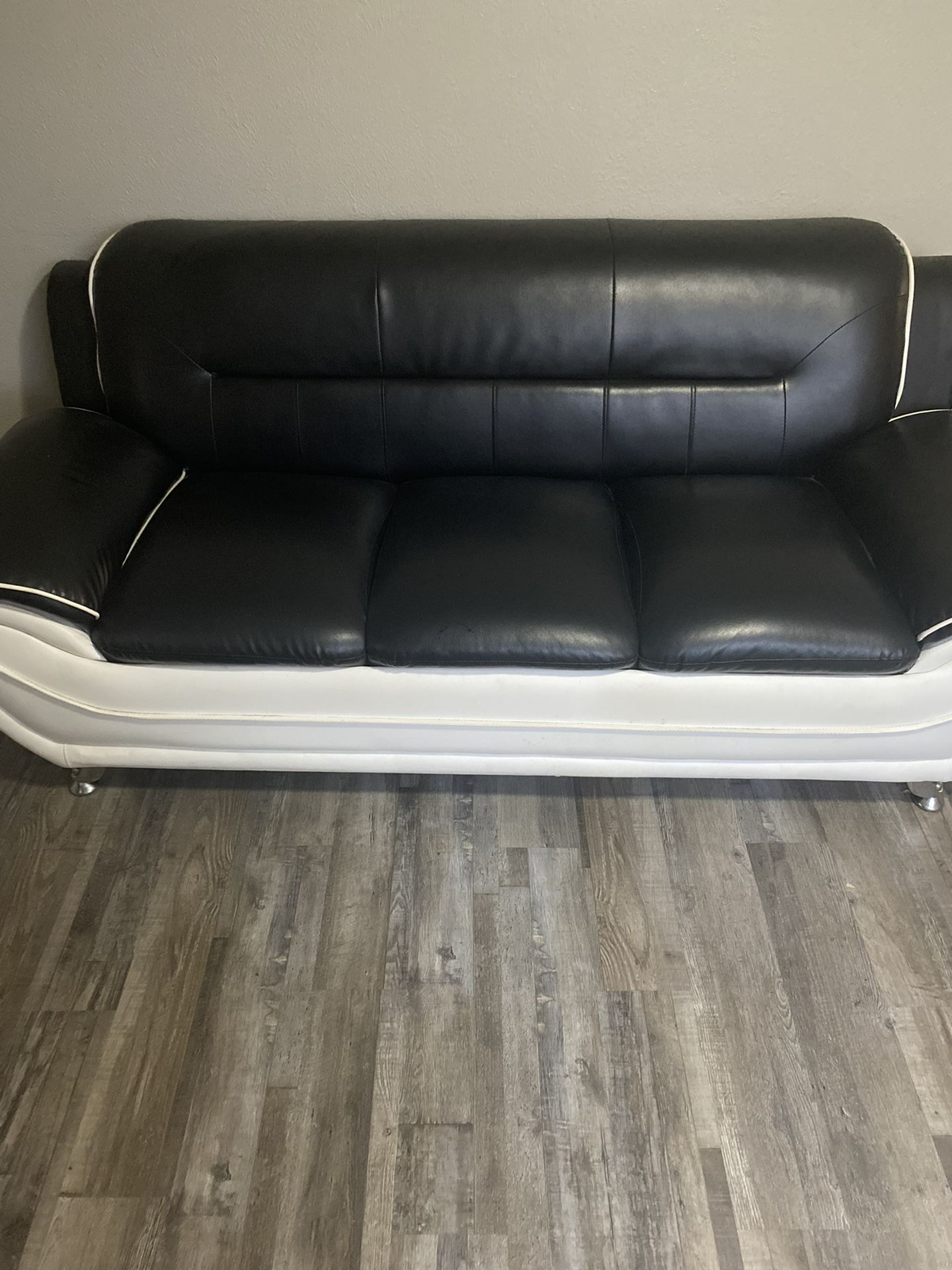 Black & White Leather  (Luxury) Sofa 