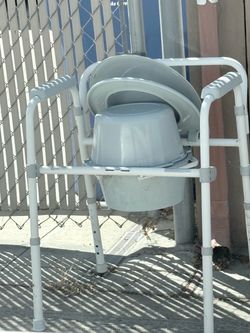 Medical adult bathroom toilet seat hardly used great shape Free !!!!