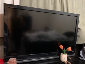52” SONY BRAVIA LcD TV with remote