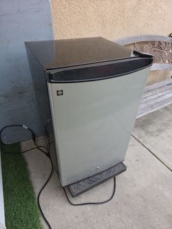 GE mini Fridge w/ freezer