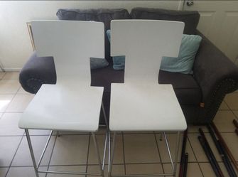 4 modern white chairs