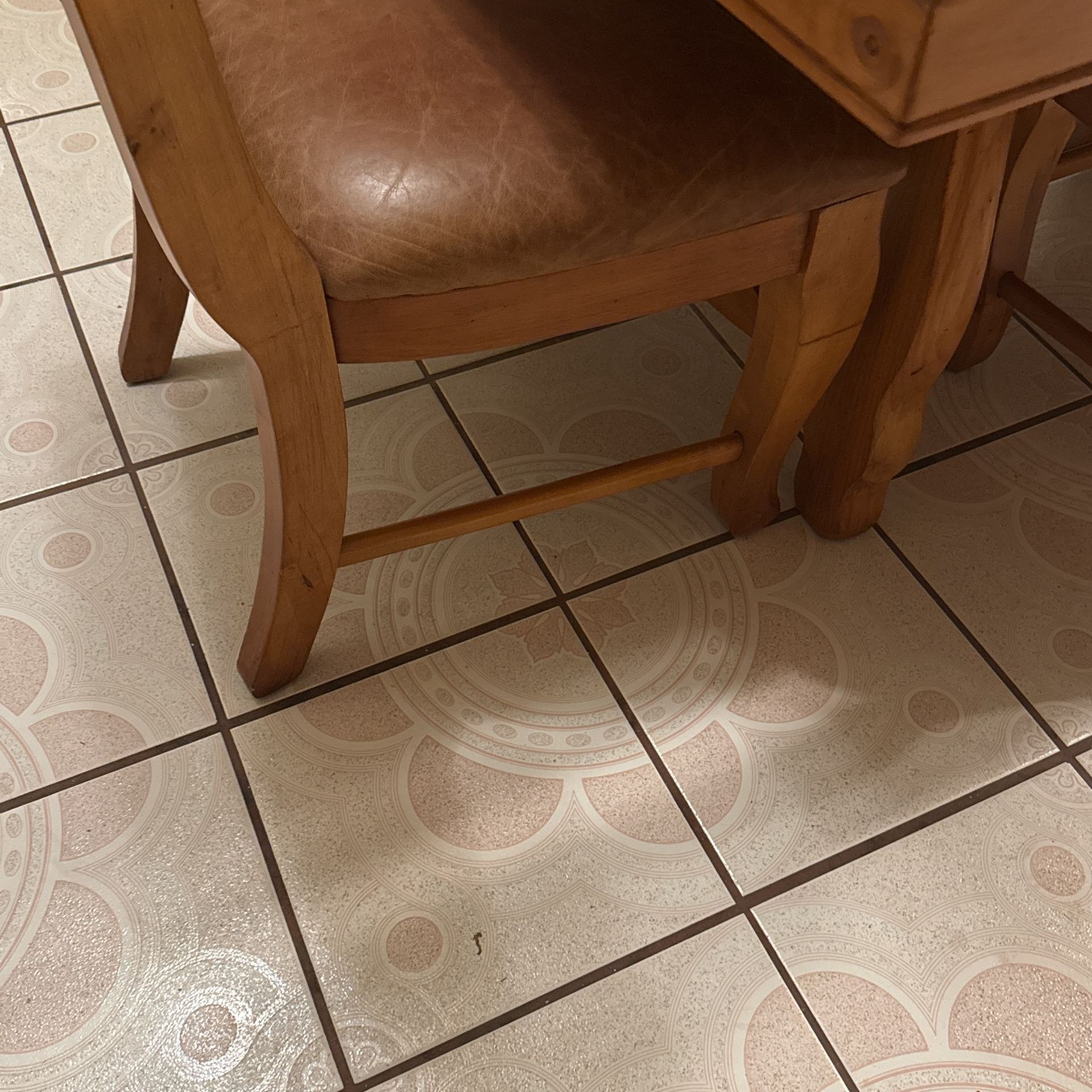 Mesa De Comedor 6 Sillas Rústica Pura Madera Muy Buenas Condiciones 550.00