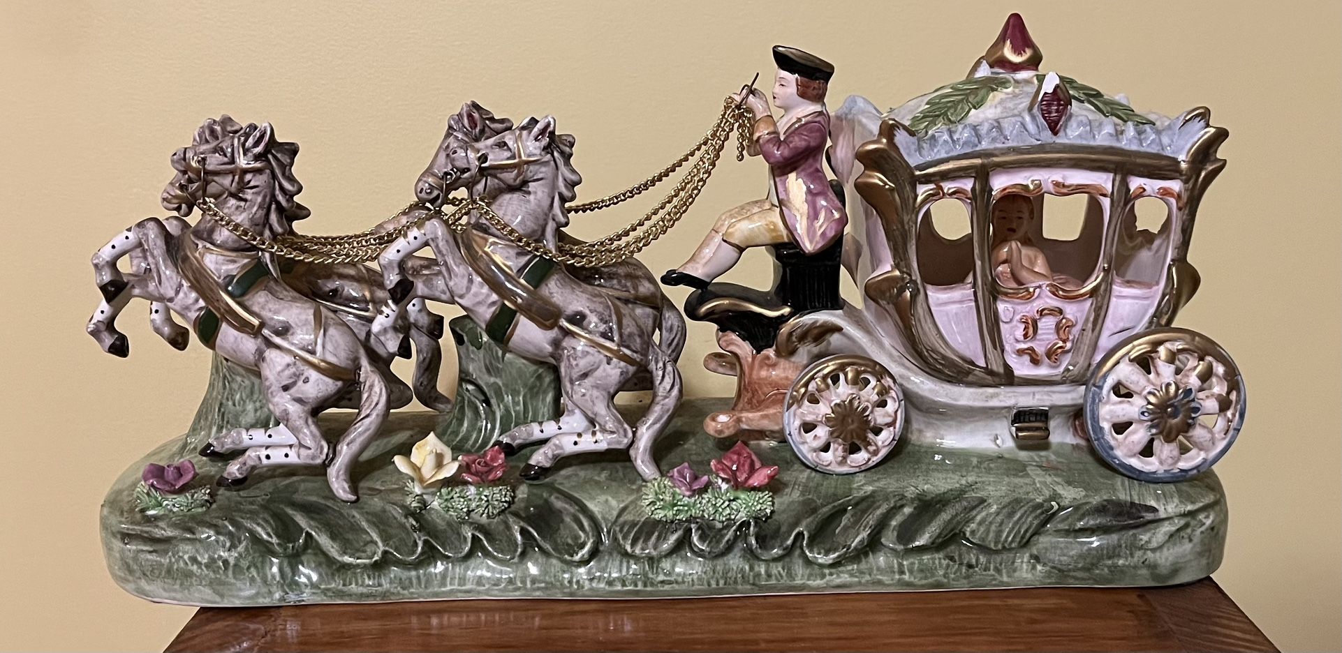 Vintage Royal Factory Naples Capodimonte “Cinderella” Carriage 14”x5”x7” J 