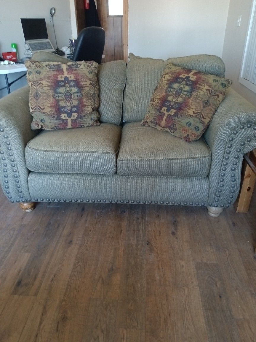 Love Seat With 2 Decorative Pillows 