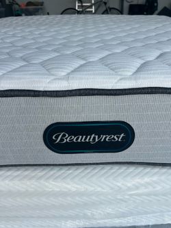 King Beautyrest BR800 firm mattress like new!   Retail $1,099 Your price $175