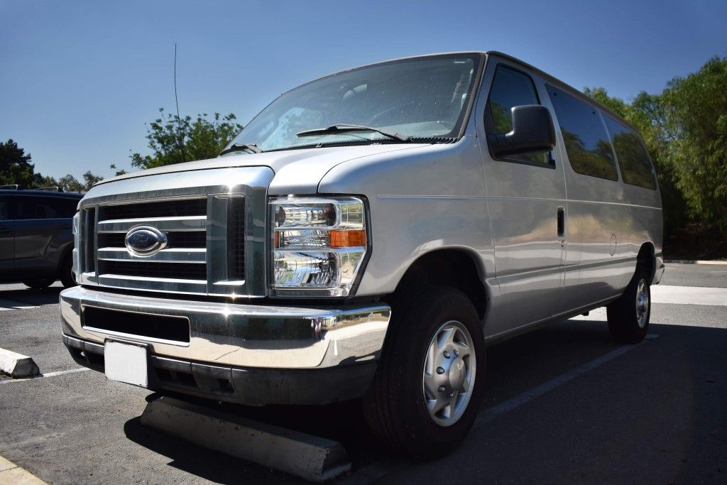 2011 Ford E-350 XLT Super Duty Passenger Van LOW MILES