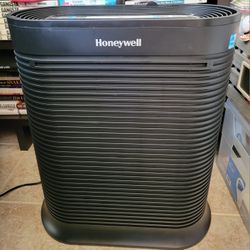 Honeywell HPA300 HEPA Air Purifier - Very Slightly Used 