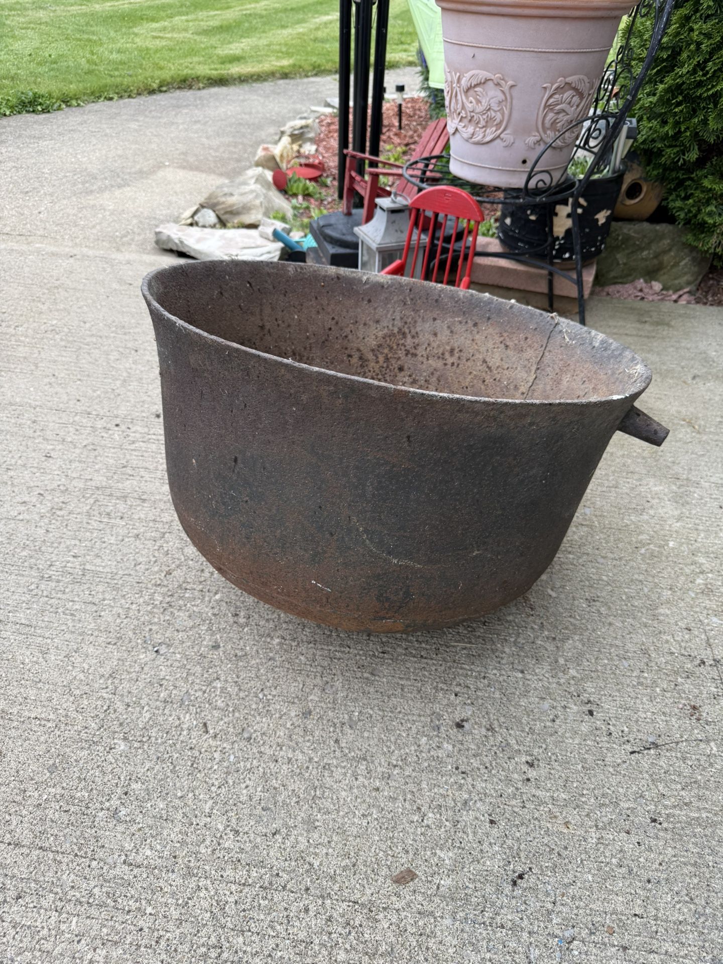 LARGE Antique/Vintage Cast Iron Pot/Cauldron