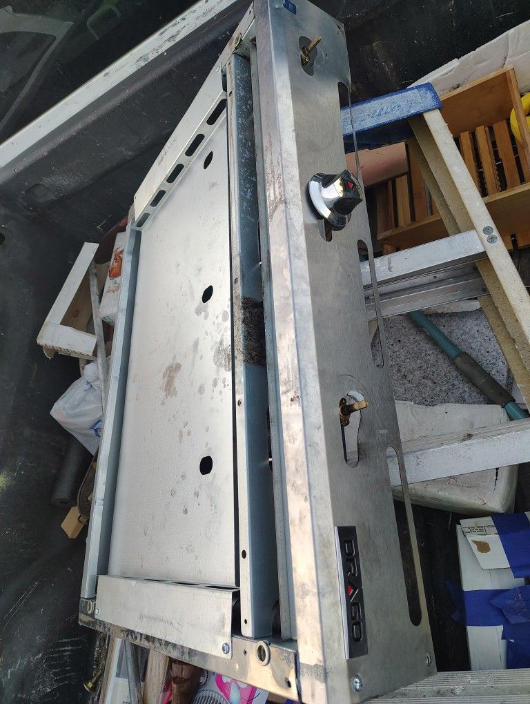 Drago: Portable commercial gas griddle with three burners